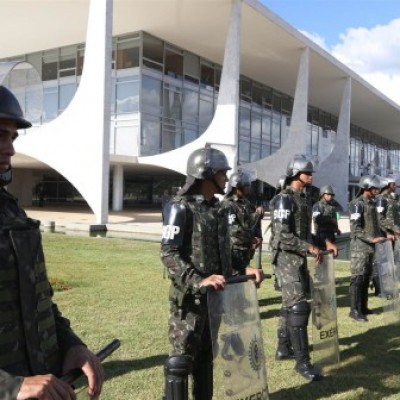 Sargento rouba caminhão do Corpo de Bombeiros e invade a Esplanada dos Ministérios