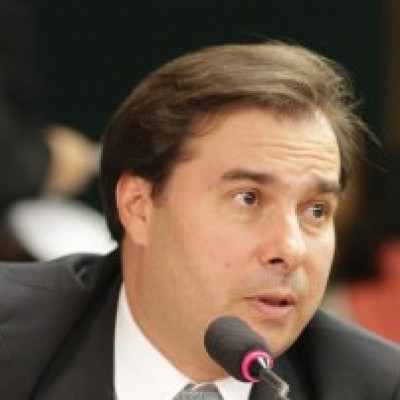Maia cria comissão especial para analisar PEC que acaba com coligações