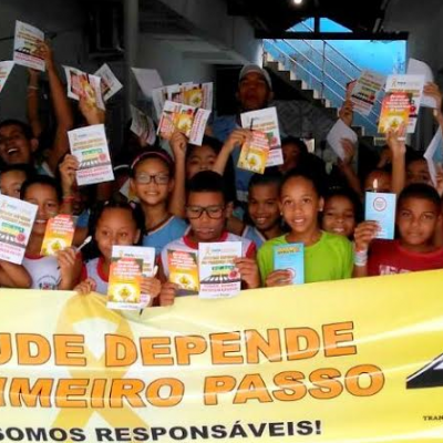 Maio Amarelo debate conscientização na faixa de travessia de pedestre