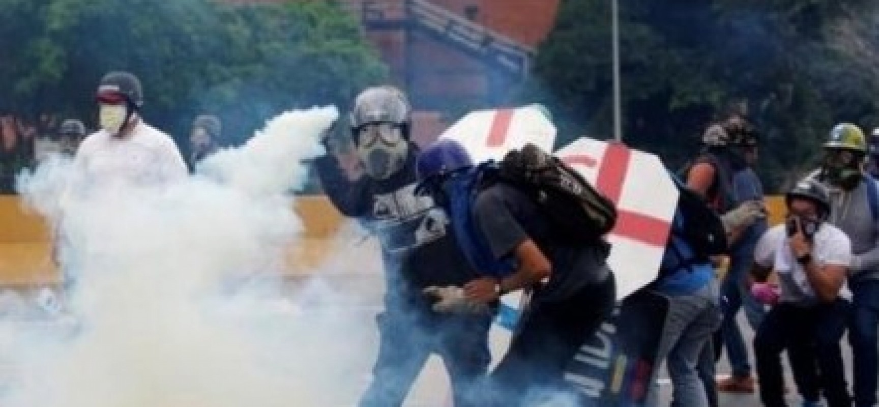 Oposição da Venezuela boicota encontro com Maduro; confrontos se intensificam