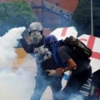 Oposição da Venezuela boicota encontro com Maduro; confrontos se intensificam