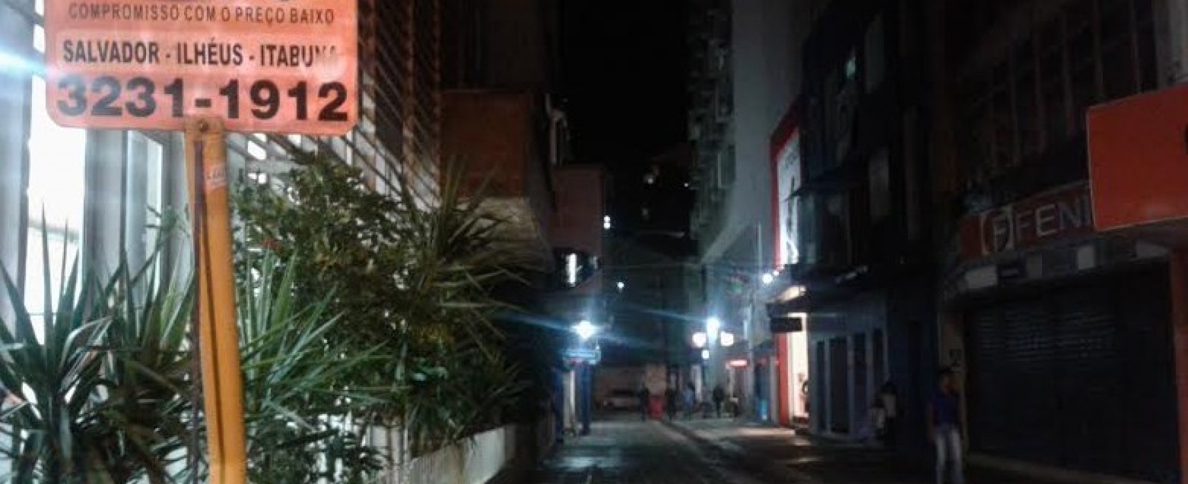 Principal Rua comercial de Ilhéus totalmente Escura