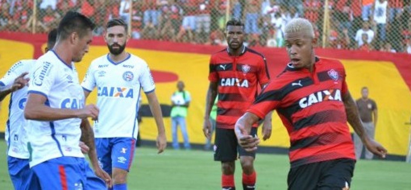 Bolsonaro afirma que ‘temos que voltar a viver’ e pede retorno de torcidas em estádios