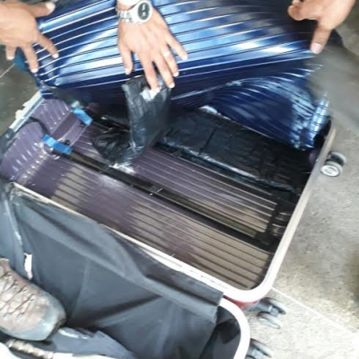 Itabuna: Traficante é preso com 12kg de drogas escondidas em mala de fundo falso