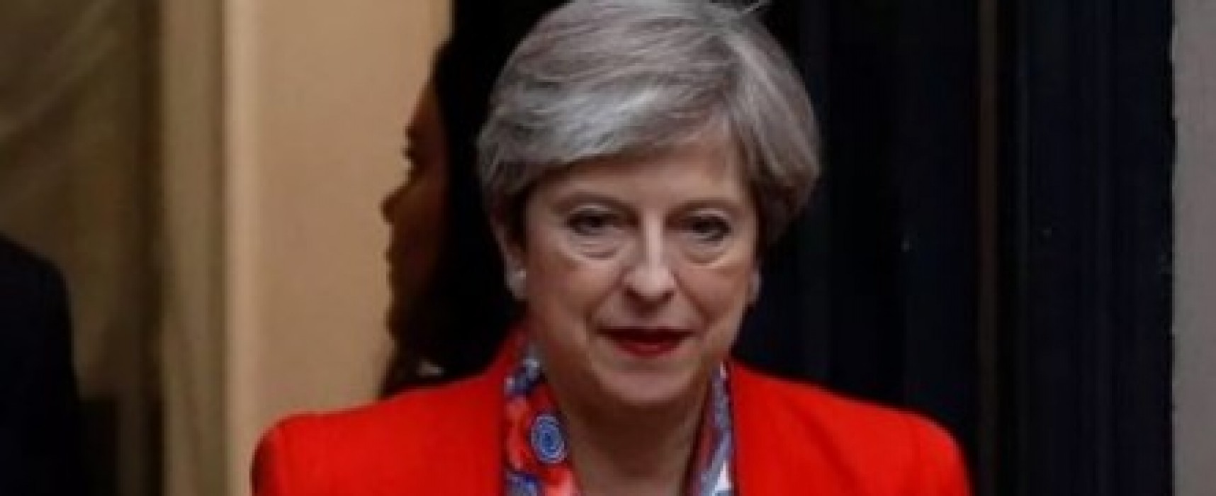 May anuncia 5 milhões de euros para ajudar vítimas do incêndio em Londres