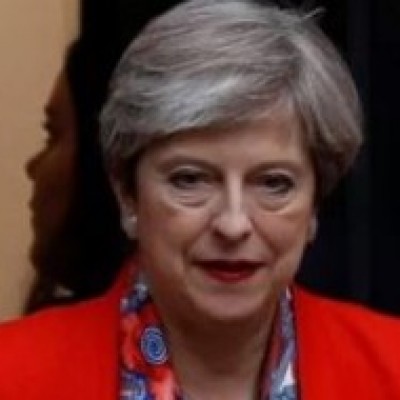 May anuncia 5 milhões de euros para ajudar vítimas do incêndio em Londres