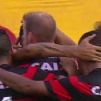 Vitória joga bem, vence Atlético-MG por 2 a 0 e deixa lanterna do Brasileirão