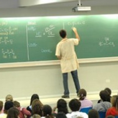 Estado concede estímulo à permanência de professores em atividade de classe