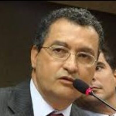 Rui inicia a semana com entrega de habitações em Salvador