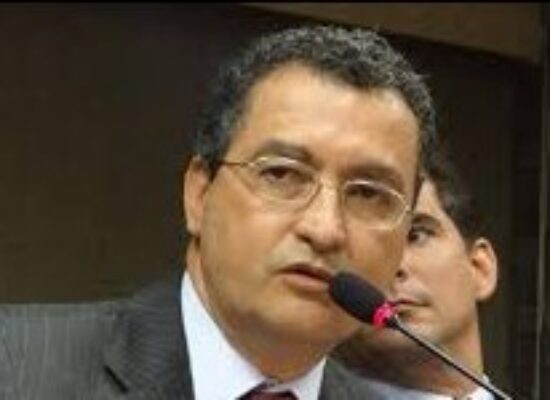 Rui inicia a semana com entrega de habitações em Salvador