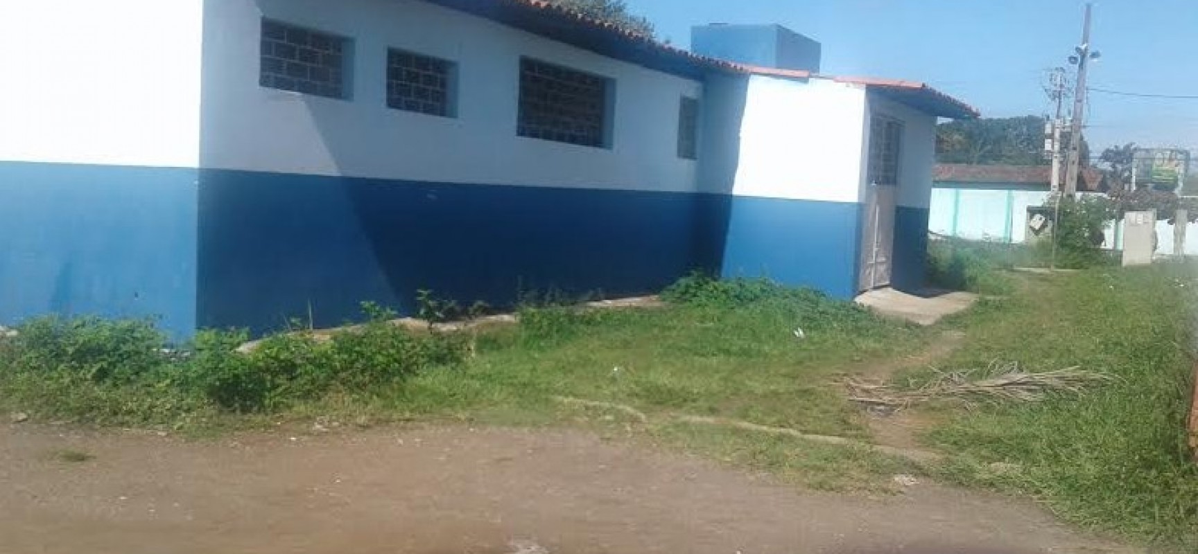 Posto Medico da Urbis em Ilhéus, lama, mato e lixo!