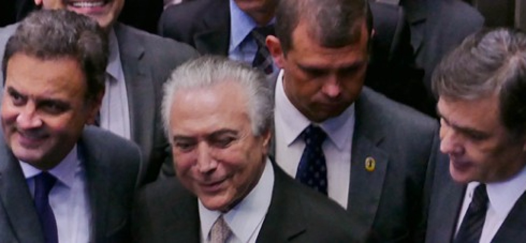 Aécio diz que PSDB permanece no governo mesmo que perca ministérios