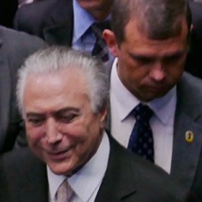 Aécio diz que PSDB permanece no governo mesmo que perca ministérios