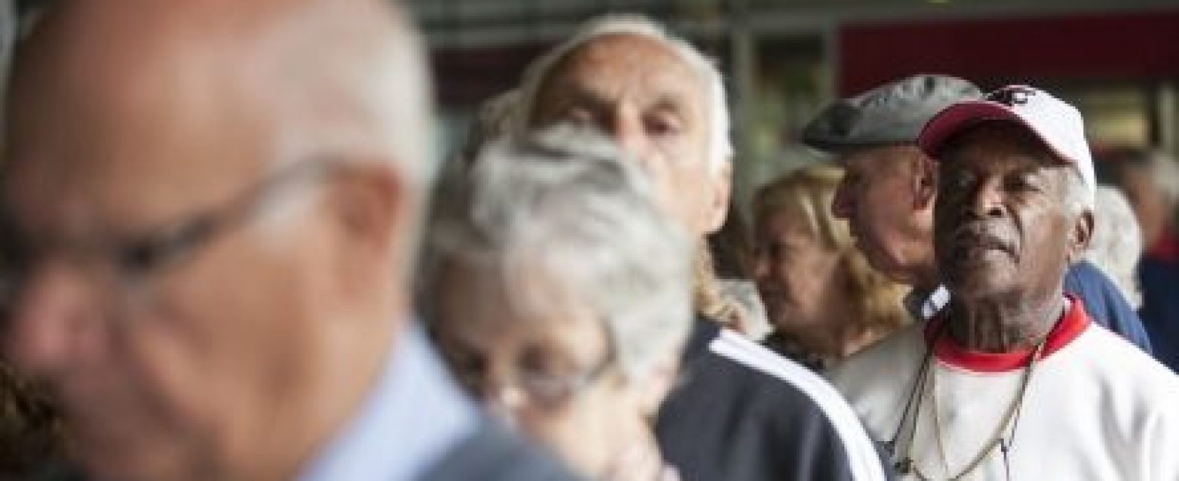 Aposentados e pensionistas começam a receber primeira parcela do décimo terceiro
