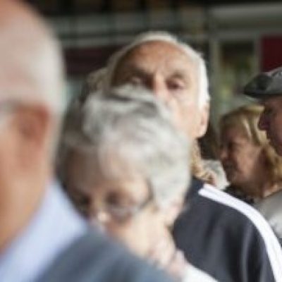 Aposentados e pensionistas começam a receber primeira parcela do décimo terceiro