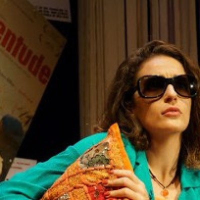 Comédia Rita, de Domingos Oliveira, com a atriz Priscila Steinman, estreia turnê em Ilhéus