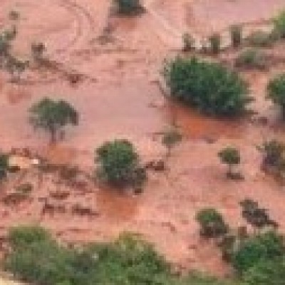 Juiz suspende ação criminal contra mineradora Samarco por acidente em Mariana