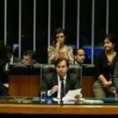 Maia adia para próxima terça votação da PEC que altera regras para eleições