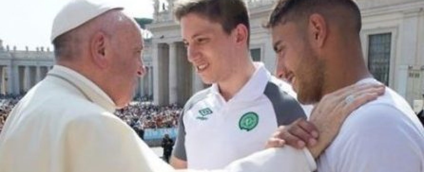 Papa recebe e abençoa time da Chapecoense no Vaticano