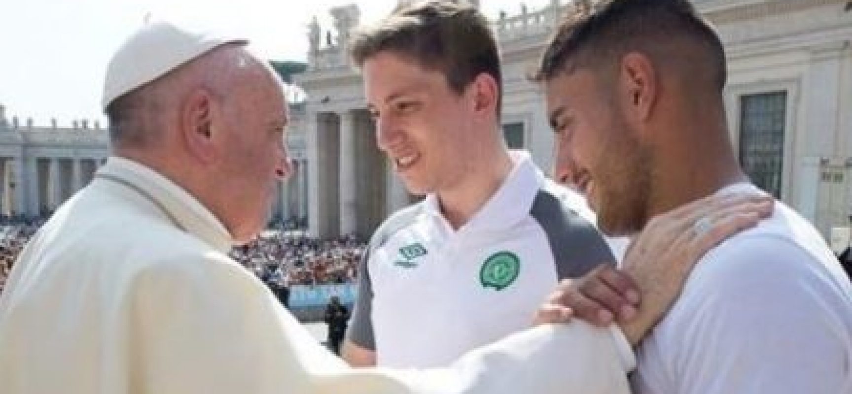 Papa recebe e abençoa time da Chapecoense no Vaticano