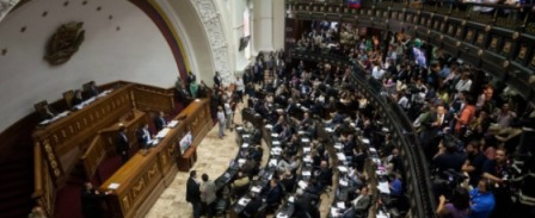 Parlamento da Venezuela cria comissão especial e decide continuar em atividade