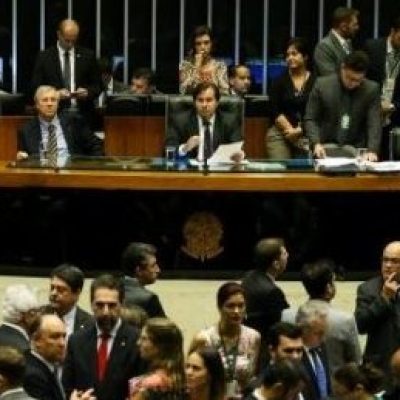 Plenário da Câmara deve votar hoje parecer sobre denúncia contra Temer