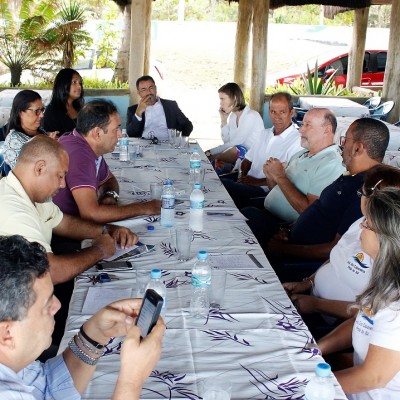 Prefeito de Ilhéus reuniu-se com os cabaneiros da Orla Sul