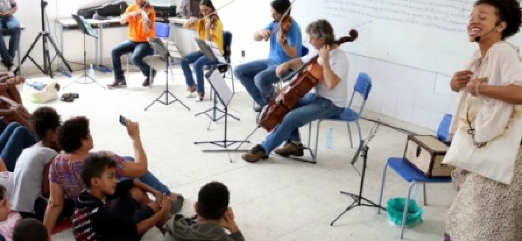 Projeto leva concerto interativo para alunos de escolas municipais