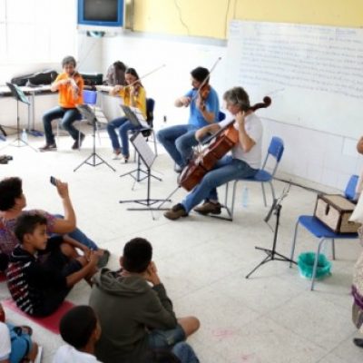 Projeto leva concerto interativo para alunos de escolas municipais