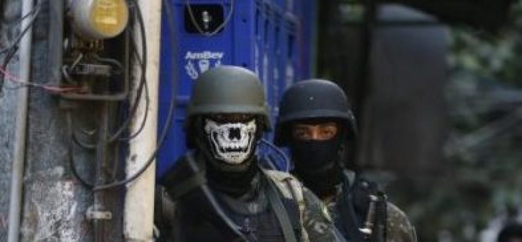 Comando diz que é indevido o uso de máscara de caveira por militares na Rocinha