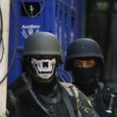 Comando diz que é indevido o uso de máscara de caveira por militares na Rocinha