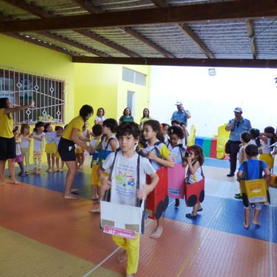 Crianças da Escola Casa Amarela têm aula prática sobre segurança no trânsito