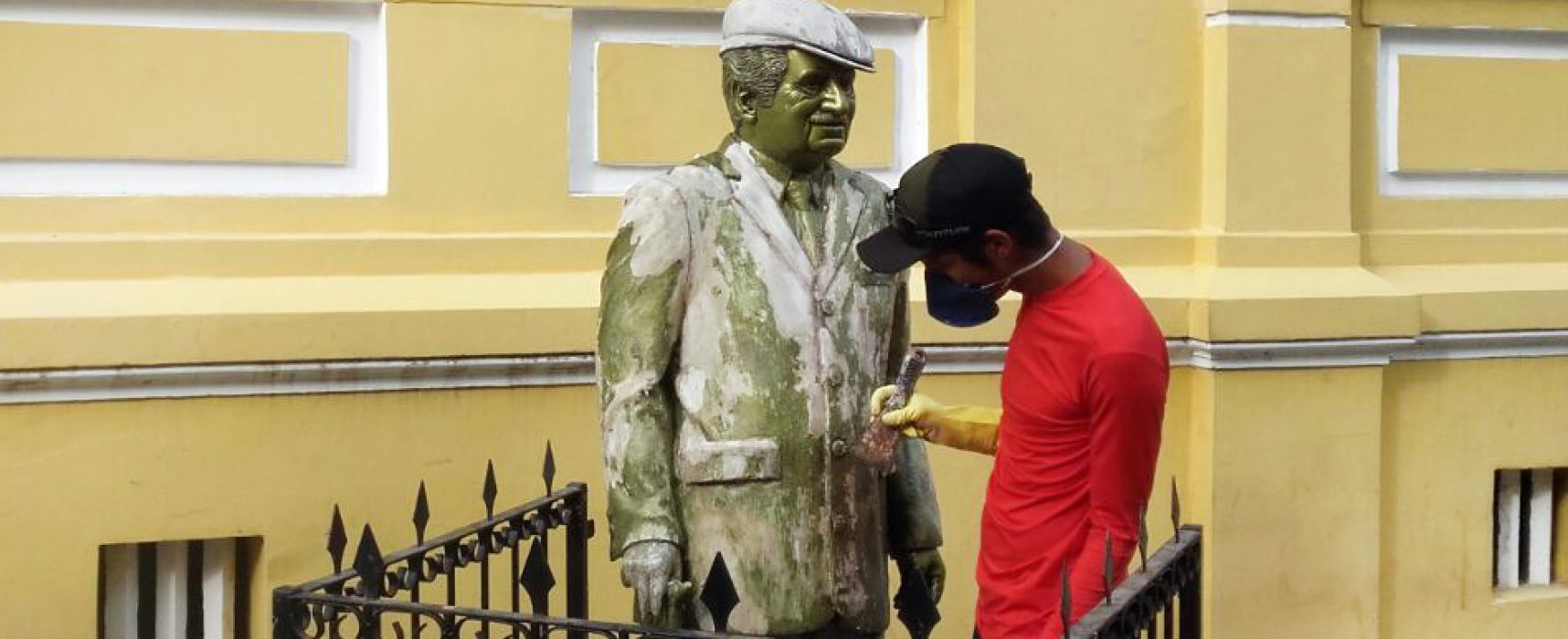 Estátua de Jorge Amado recebe revitalização da pintura