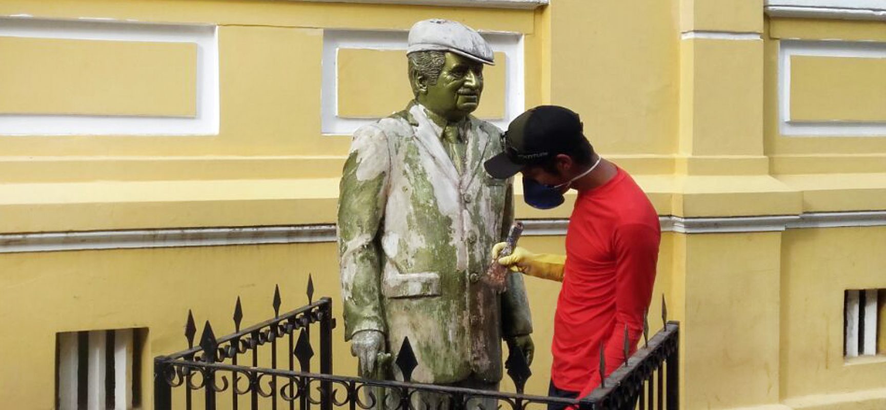 Estátua de Jorge Amado recebe revitalização da pintura