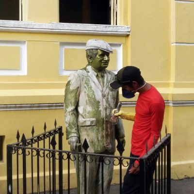 Estátua de Jorge Amado recebe revitalização da pintura