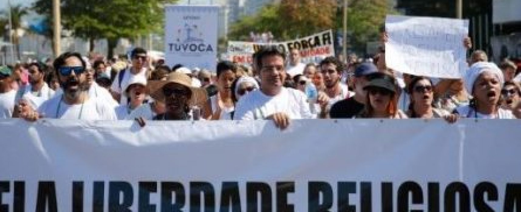 Manifestantes protestam contra a intolerância religiosa em ato no Rio de Janeiro