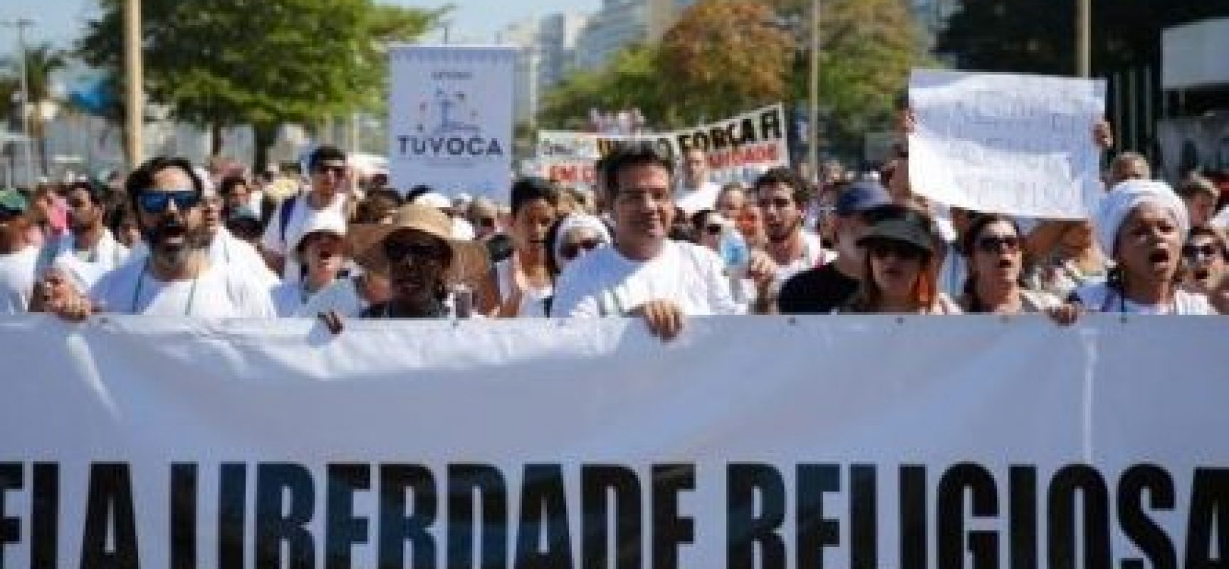 Manifestantes protestam contra a intolerância religiosa em ato no Rio de Janeiro