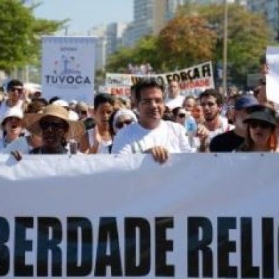 Manifestantes protestam contra a intolerância religiosa em ato no Rio de Janeiro