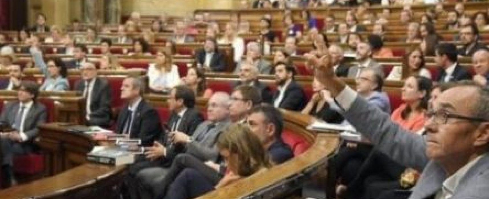 Parlamento da Catalunha aprova referendo separatista e governo espanhol recorre