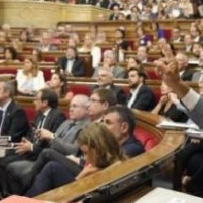 Parlamento da Catalunha aprova referendo separatista e governo espanhol recorre