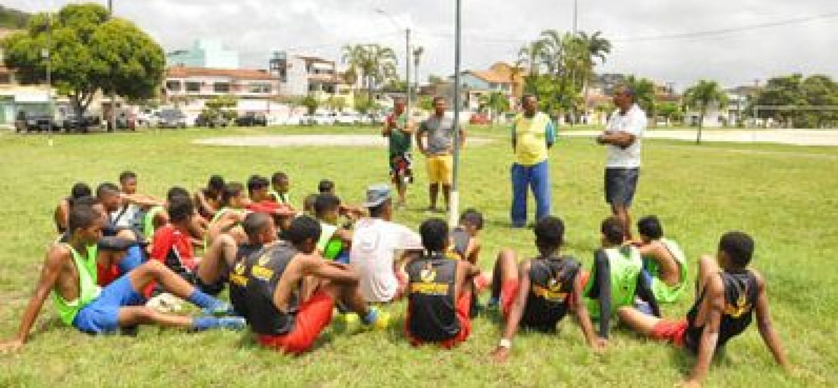 Projeto Escolinha de Futebol Os Meninos de Ilhéus faz parceria com o Esporte Club Santo André