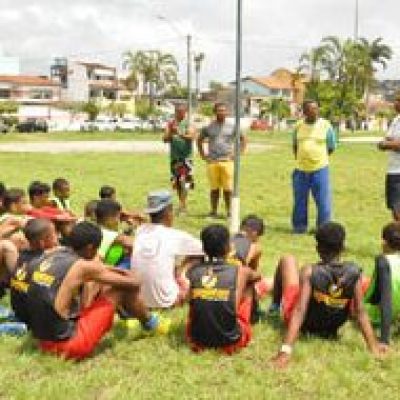 Projeto Escolinha de Futebol Os Meninos de Ilhéus faz parceria com o Esporte Club Santo André