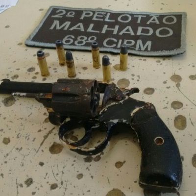 68ª CIPM APREENDE ARMA COM ESTUDANTES