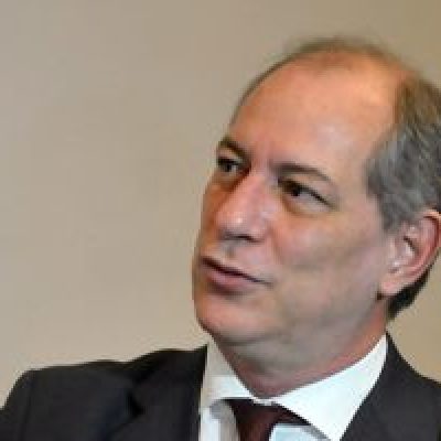 Ciro Gomes chega a Salvador para palestra sobre crise econômica no Brasil
