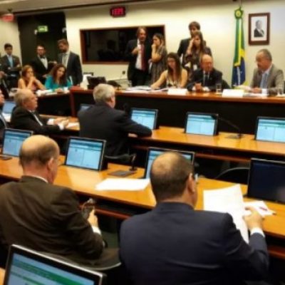 Congresso terá semana com foco em denúncia contra Temer e retorno de Aécio