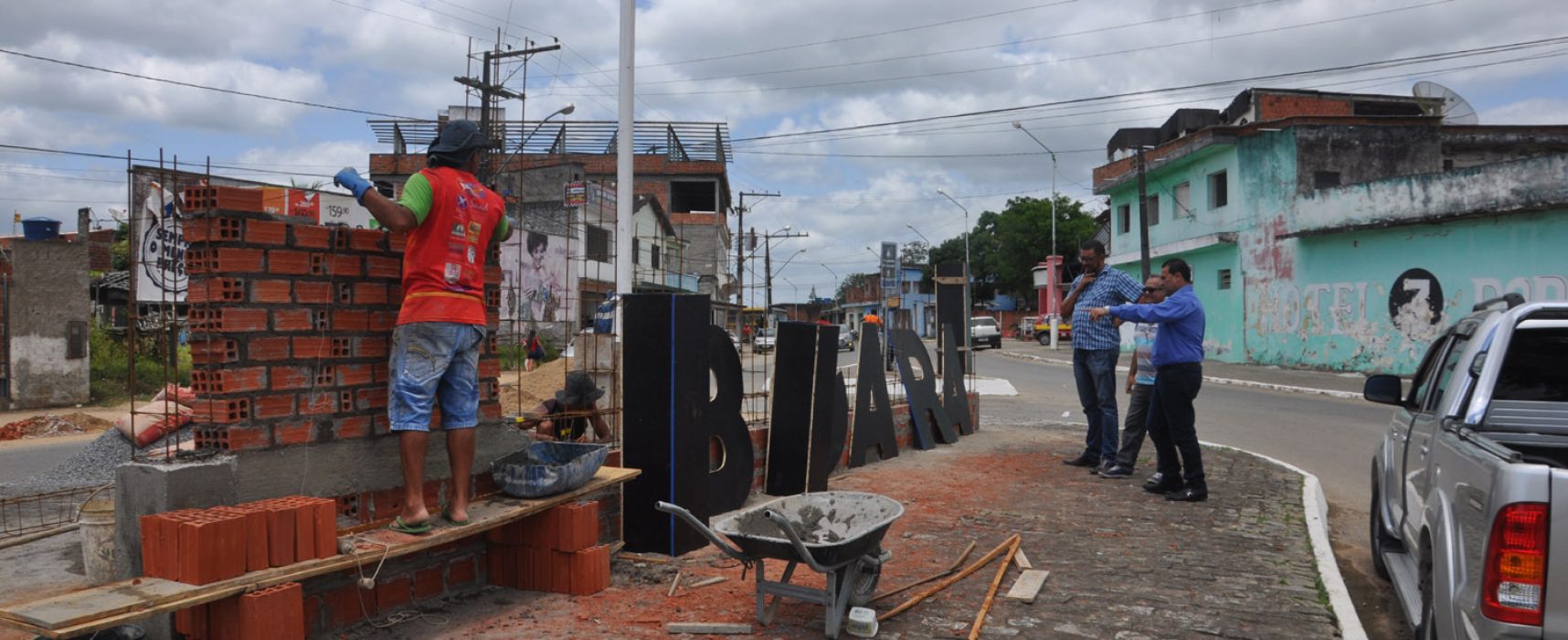 Prefeito de Ibicaraí vistoria obras em andamento