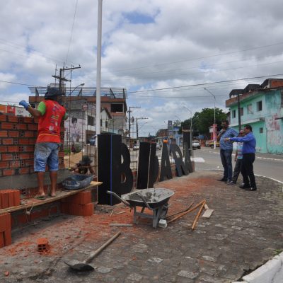 Prefeito de Ibicaraí vistoria obras em andamento