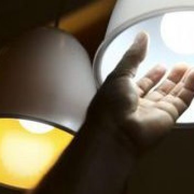 Aneel mantém bandeira tarifária vermelha em dezembro, mas adota patamar menor