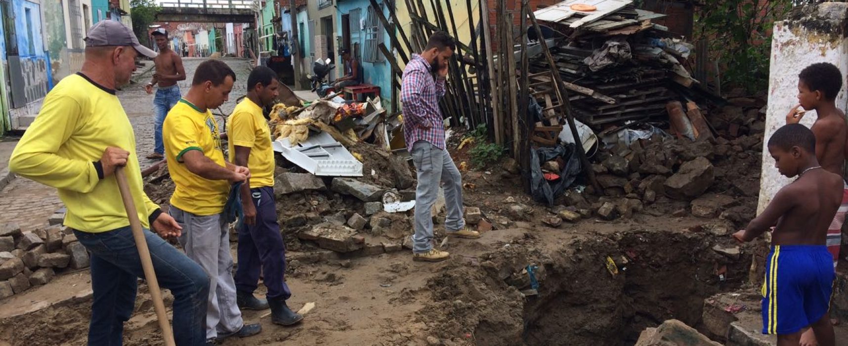 Prefeitura de Ibicaraí realiza manutenção da rede de esgoto da Rua Paraguaçu