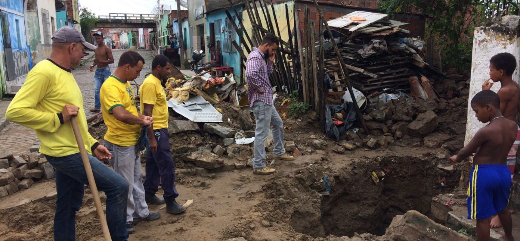 Prefeitura de Ibicaraí realiza manutenção da rede de esgoto da Rua Paraguaçu
